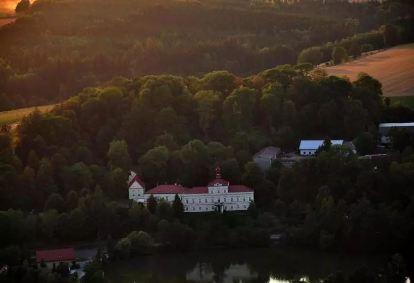 Majatalo Penzion Zámek Rozsochatec