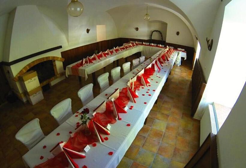 膳宿费 Penzion Zámek Rozsochatec