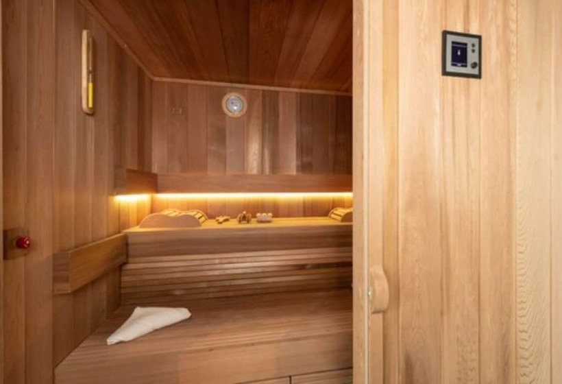 Отель Mercure Toulon La Seynesurmer