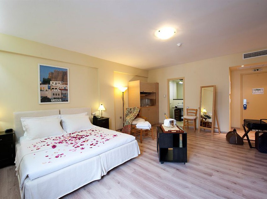 Отель Efplias  Apartments And Suites