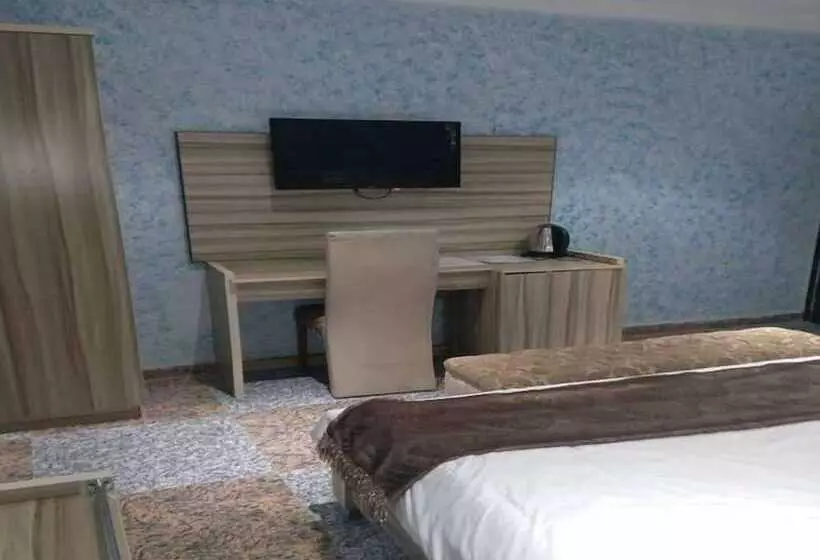 Royal Park Hotel And Suites