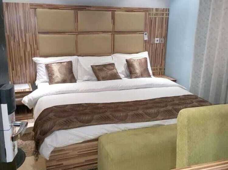 Royal Park Hotel And Suites