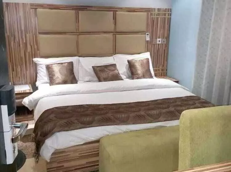 Royal Park Hotel And Suites