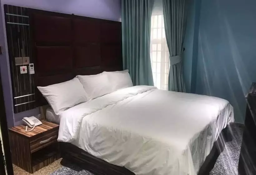 Royal Park Hotel And Suites