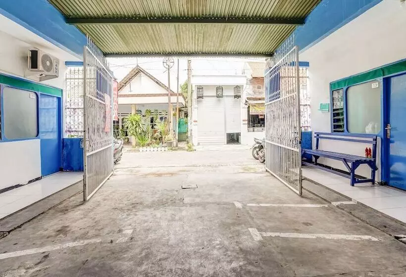 Hotelli Oyo 90523 Homestay Jenggolo