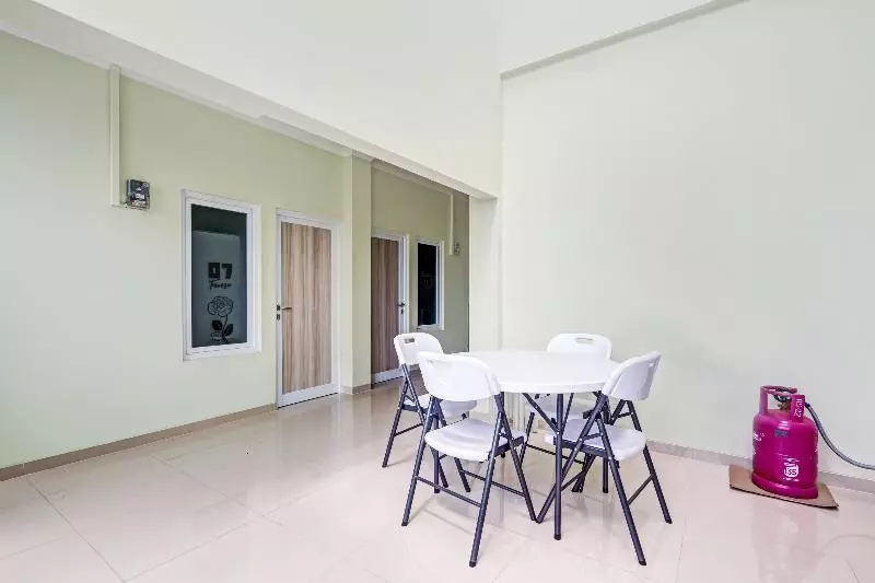 هتل Oyo 90549 Tumesa Homestay