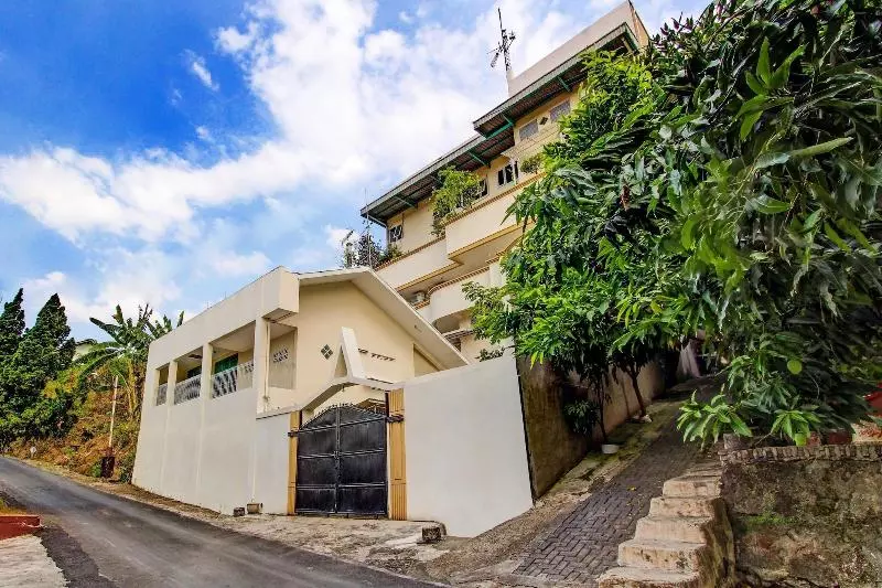 هتل Oyo 90549 Tumesa Homestay