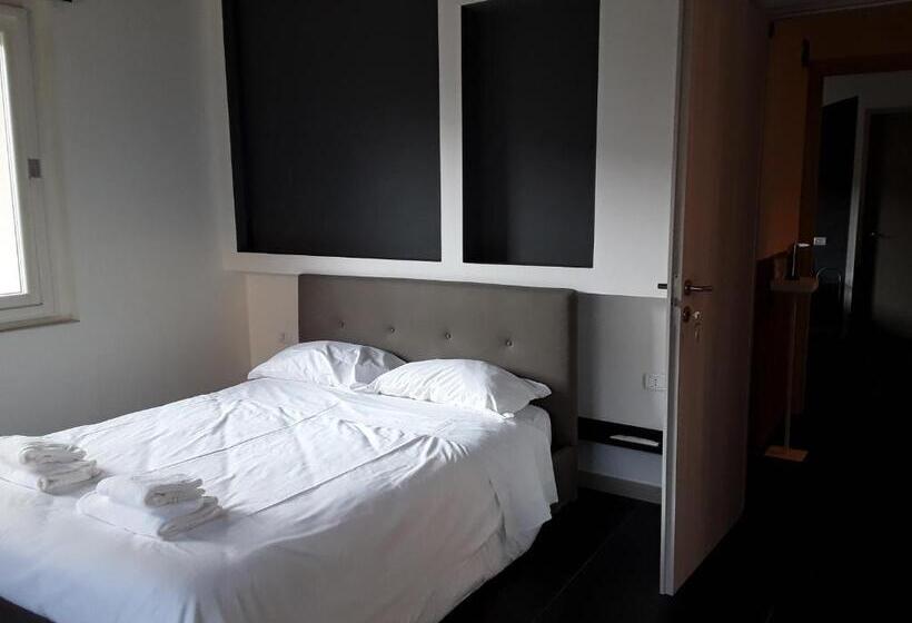 پانسیون Savoias