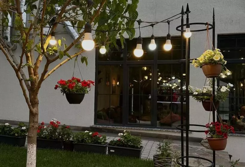 پانسیون Redroof Country House