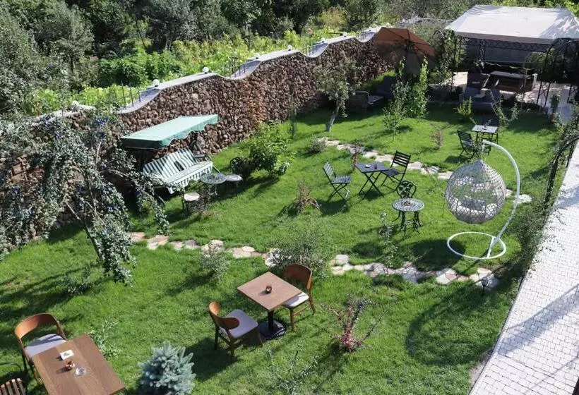 پانسیون Redroof Country House