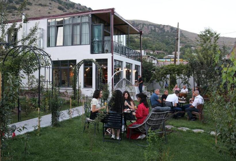 پانسیون Redroof Country House