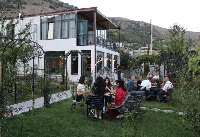 پانسیون Redroof Country House