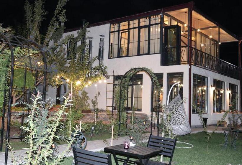 پانسیون Redroof Country House