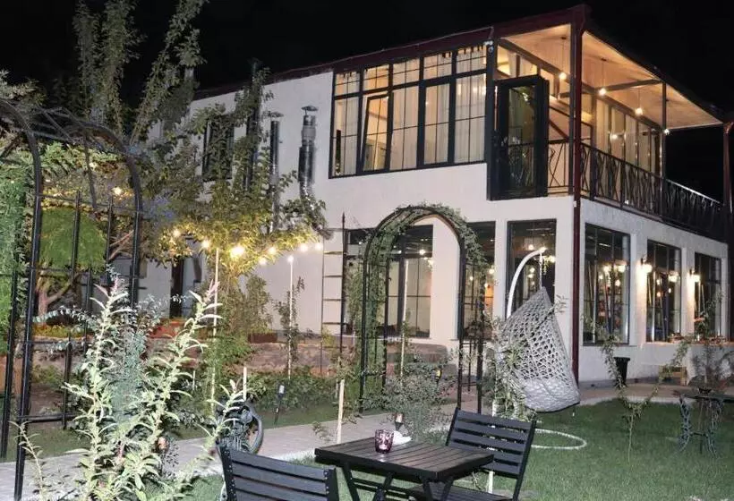 پانسیون Redroof Country House