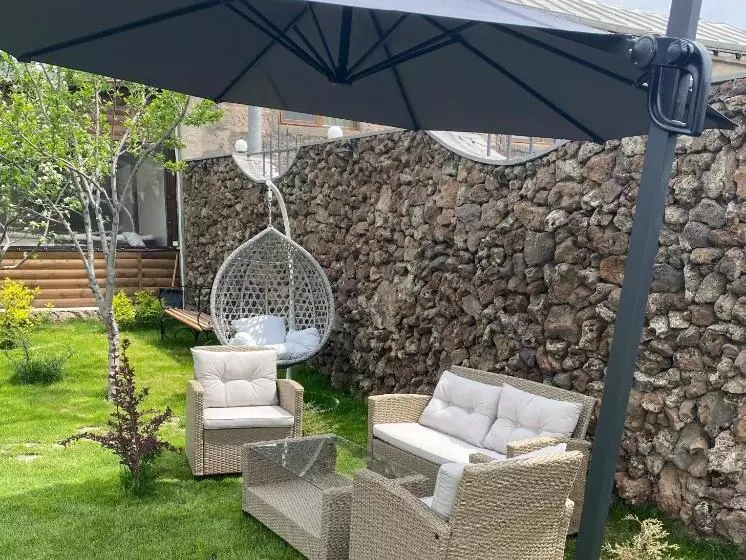 پانسیون Redroof Country House