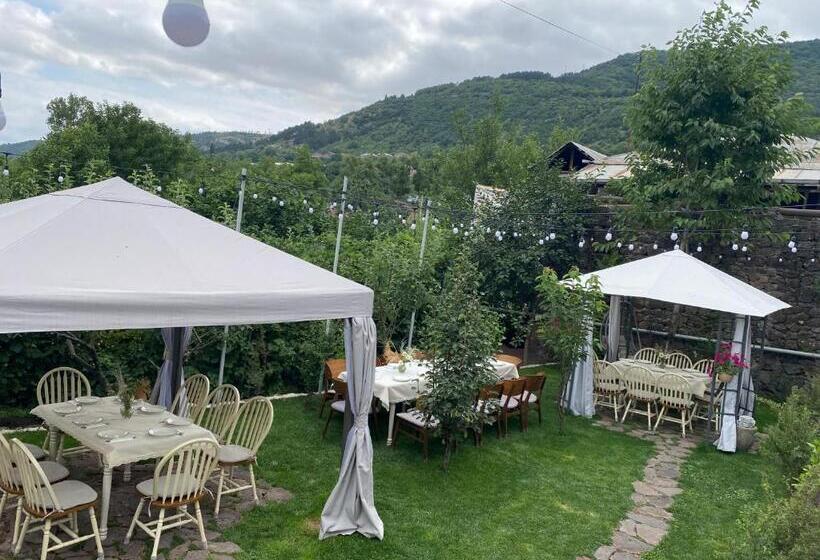 پانسیون Redroof Country House