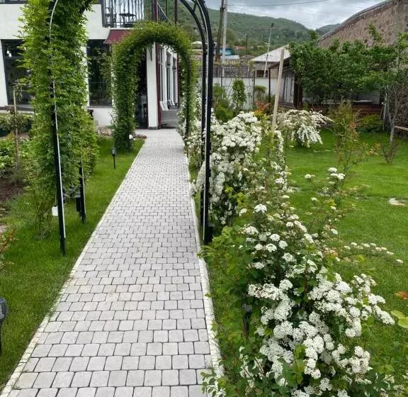 پانسیون Redroof Country House