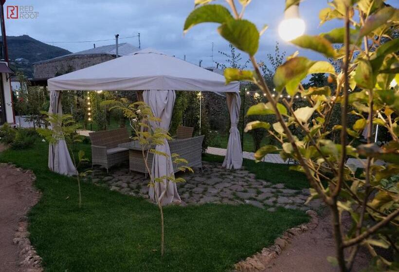 پانسیون Redroof Country House