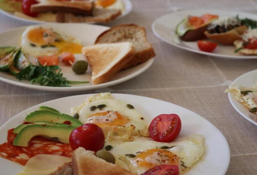 پانسیون Redroof Country House