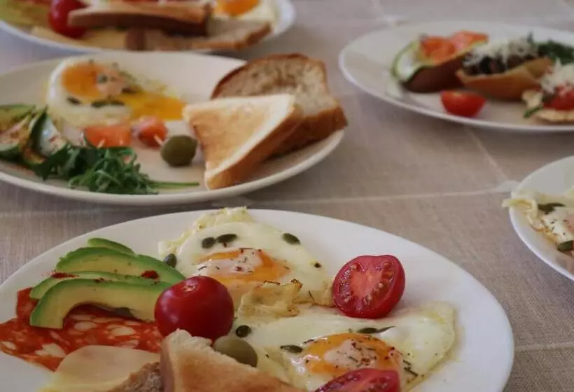 پانسیون Redroof Country House