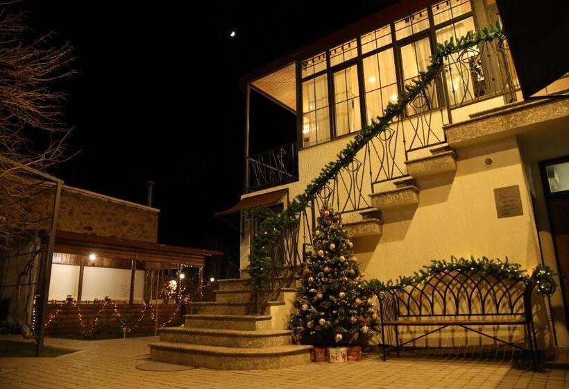 پانسیون Redroof Country House