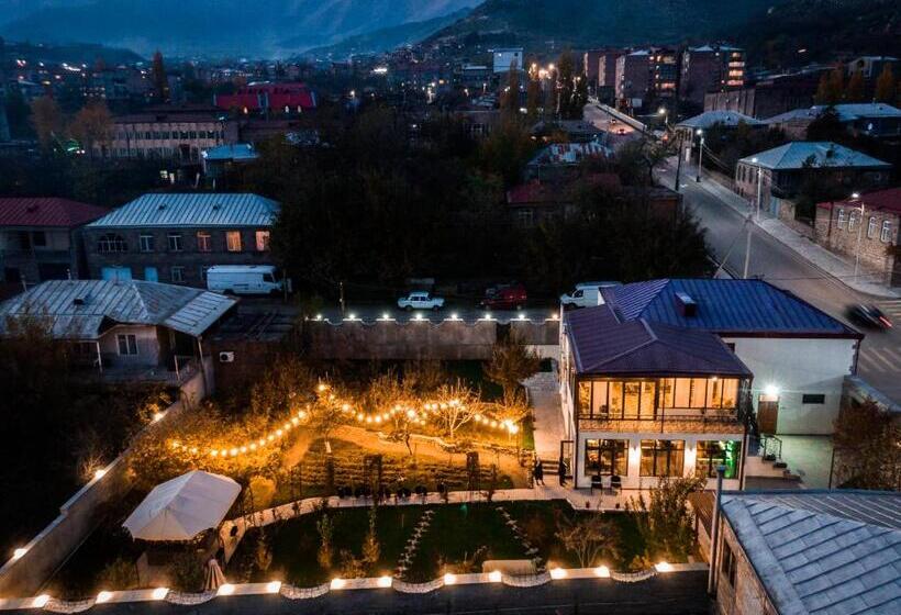 پانسیون Redroof Country House