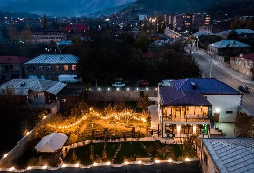 پانسیون Redroof Country House