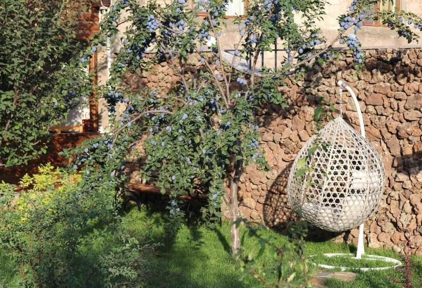 پانسیون Redroof Country House