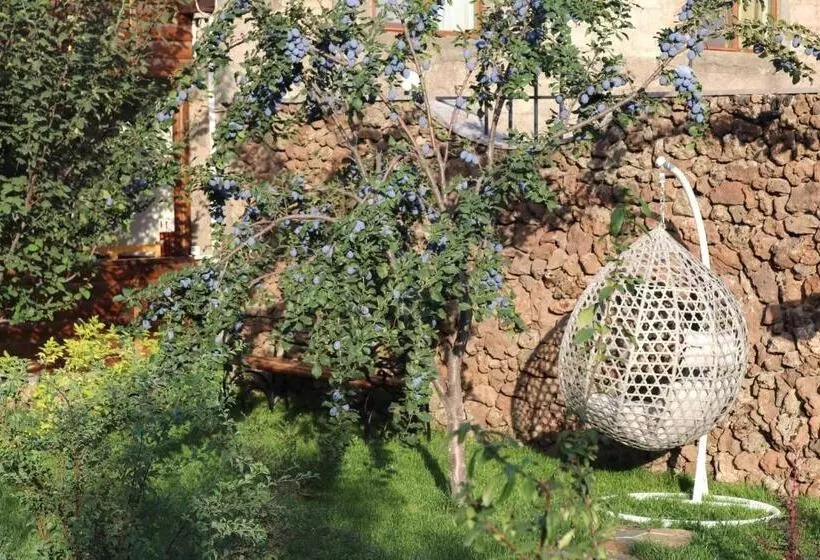 پانسیون Redroof Country House