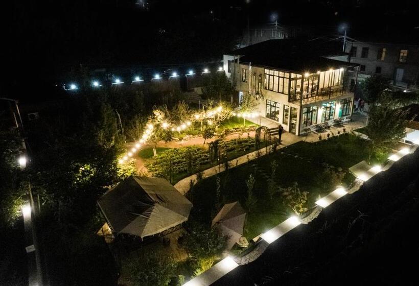 پانسیون Redroof Country House