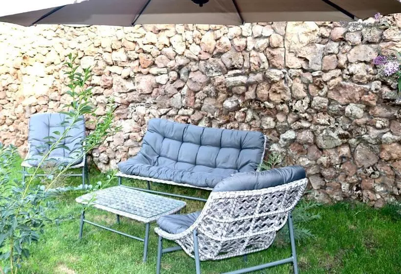 پانسیون Redroof Country House