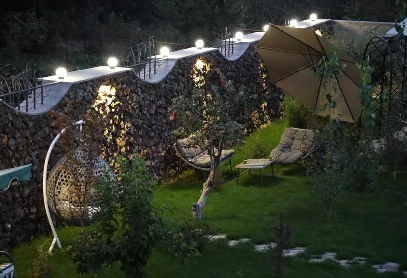 پانسیون Redroof Country House