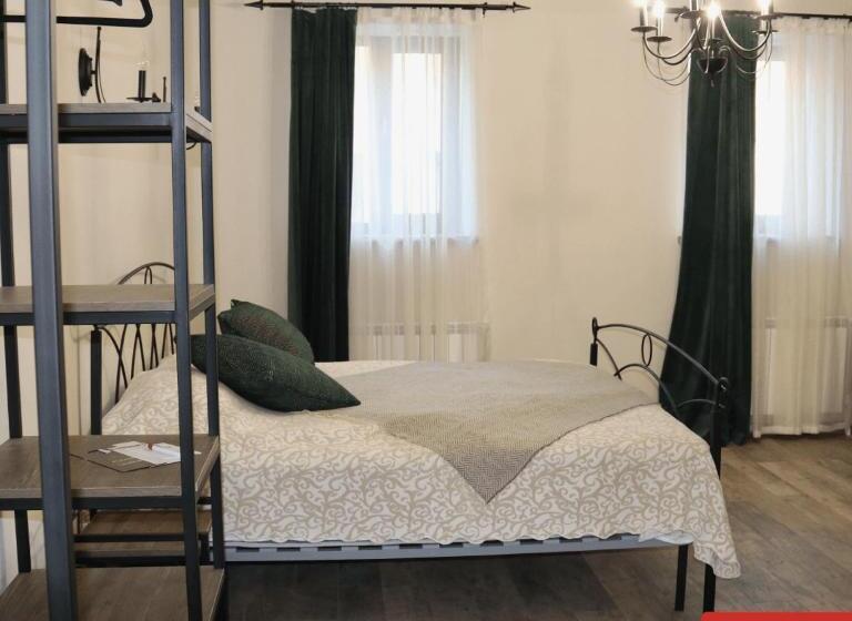 پانسیون Redroof Country House