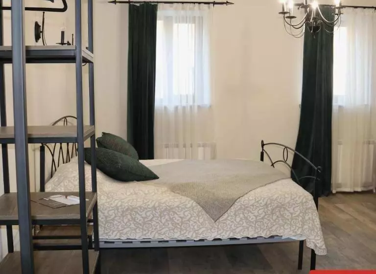 پانسیون Redroof Country House