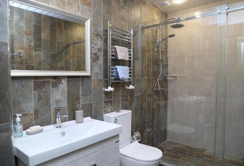 پانسیون Redroof Country House