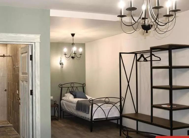 پانسیون Redroof Country House