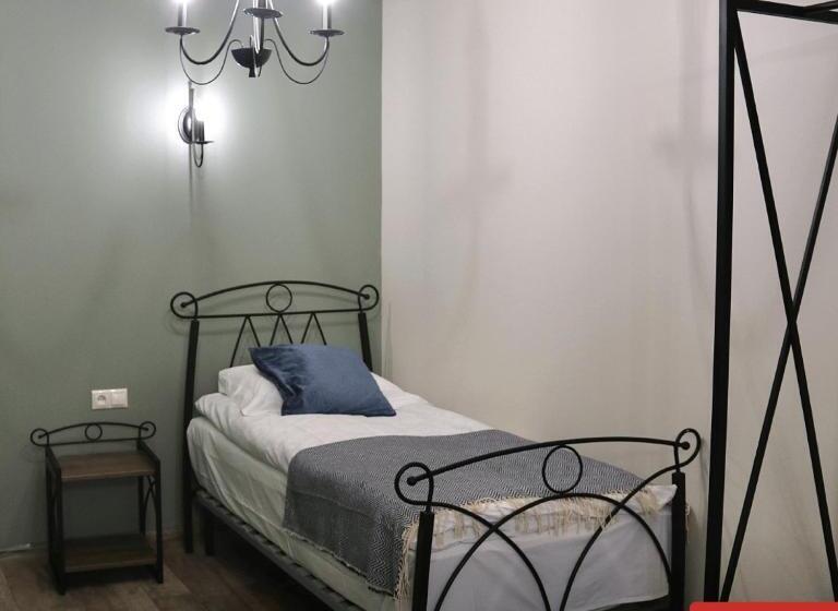 پانسیون Redroof Country House