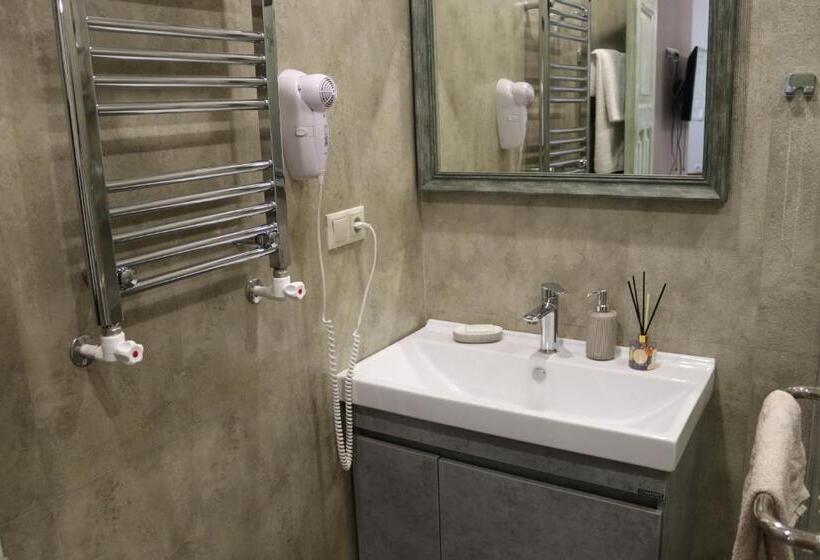 پانسیون Redroof Country House