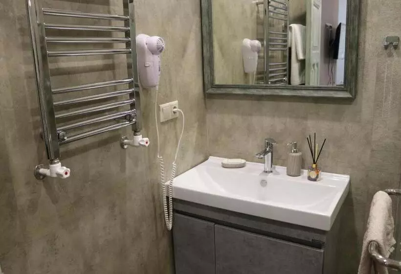 پانسیون Redroof Country House