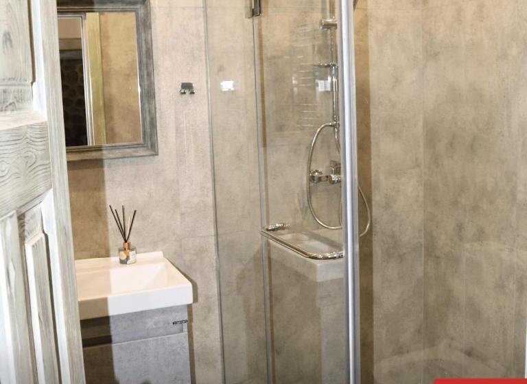 پانسیون Redroof Country House