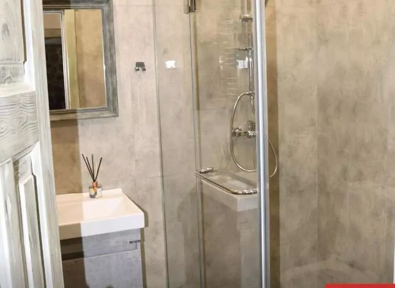 پانسیون Redroof Country House