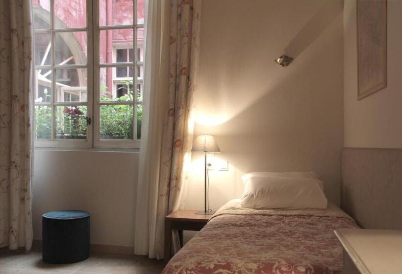 هتل Hôtel De L Amphithéâtre