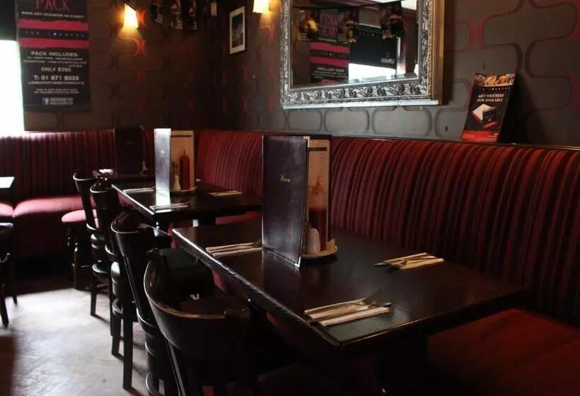 פונדק The Lombard Townhouse