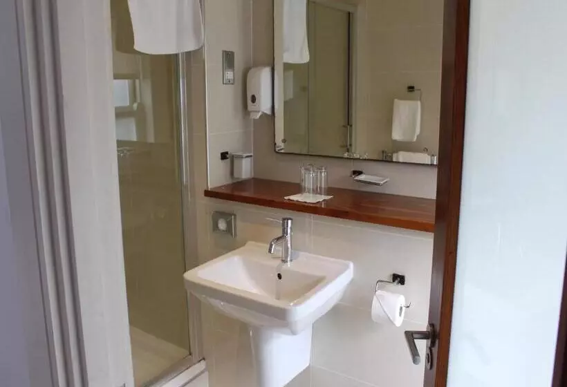 פונדק The Lombard Townhouse