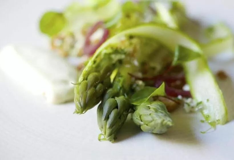 Отель Crab & Boar