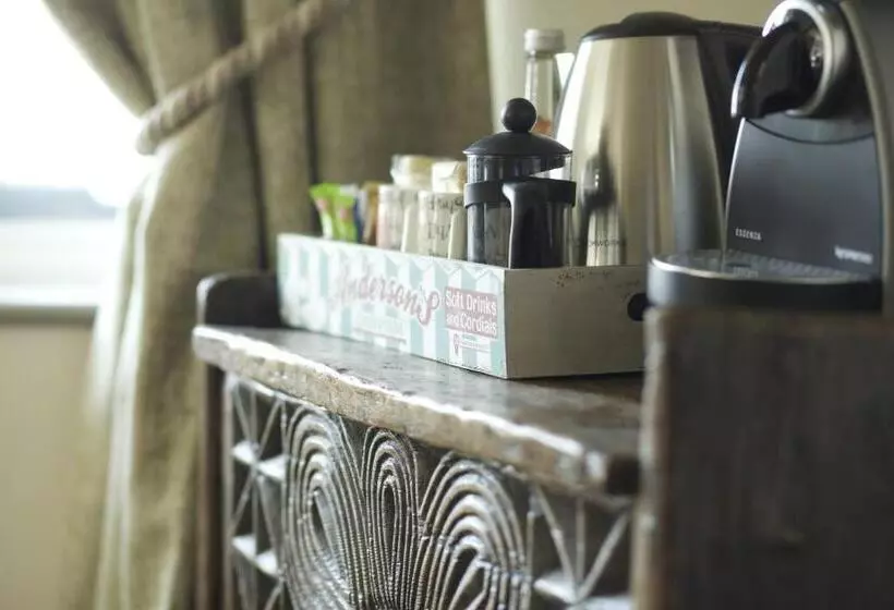 Отель Crab & Boar