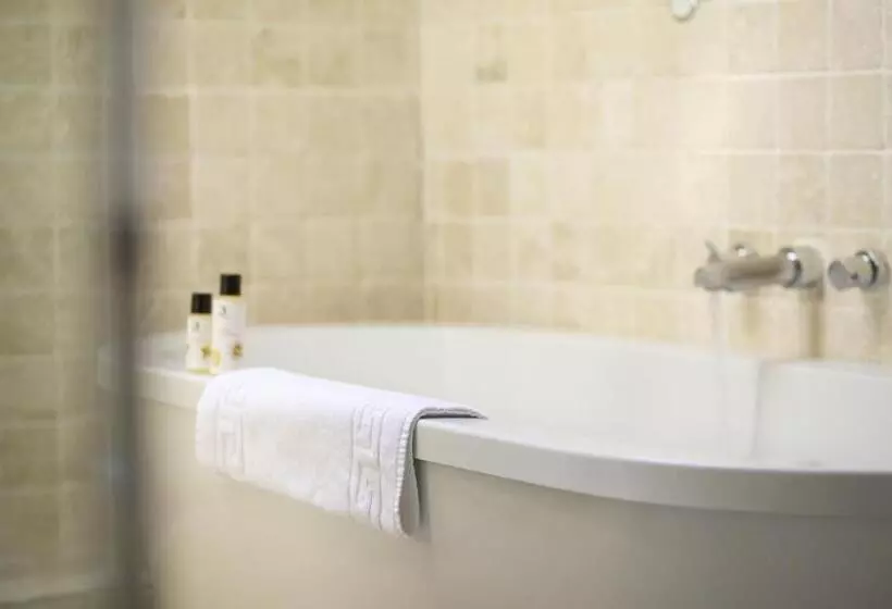 Отель Crab & Boar