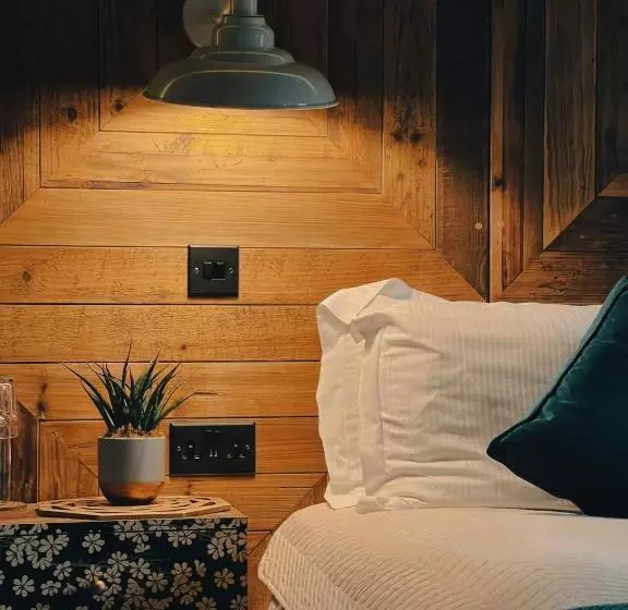 Отель Crab & Boar