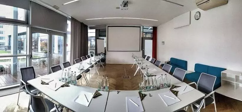 هتل Holiday Inn Prague Airport, An Ihg