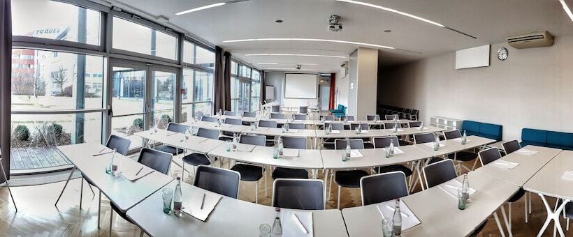 هتل Holiday Inn Prague Airport, An Ihg